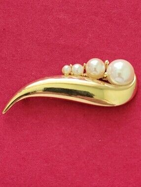 RICHELIEU Brooch Pin Vintage Gold Tone Faux Pearls 3" Wave Design 1980s